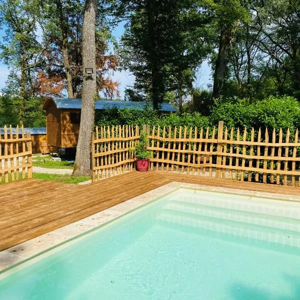Les Roulottes de l Herm Piscine Jacuzzi Perigord – hotel w mieście Rouffignac Saint-Cernin
