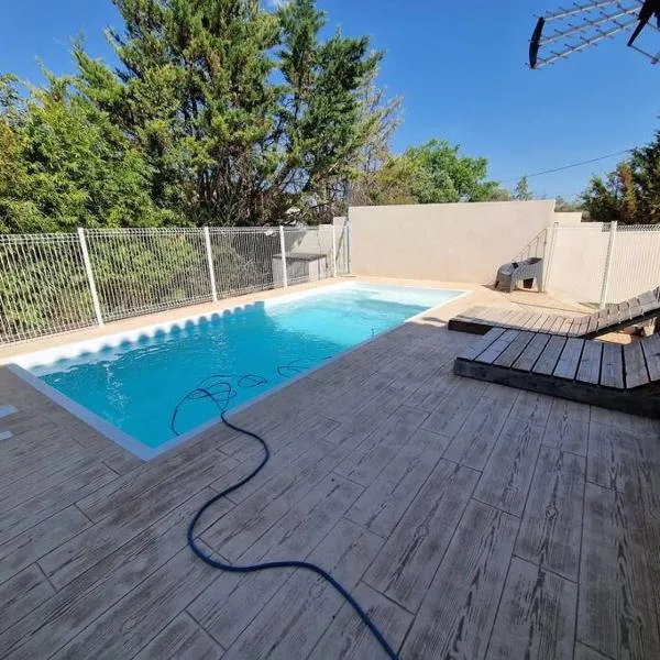 villa pour 10 personnes avec piscine et jacuzzi, hotel in Alès