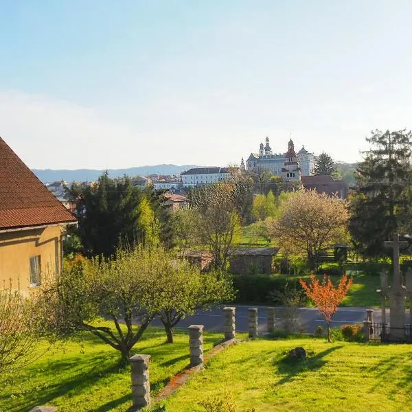 Dům u Kříže, hotel in Broumov