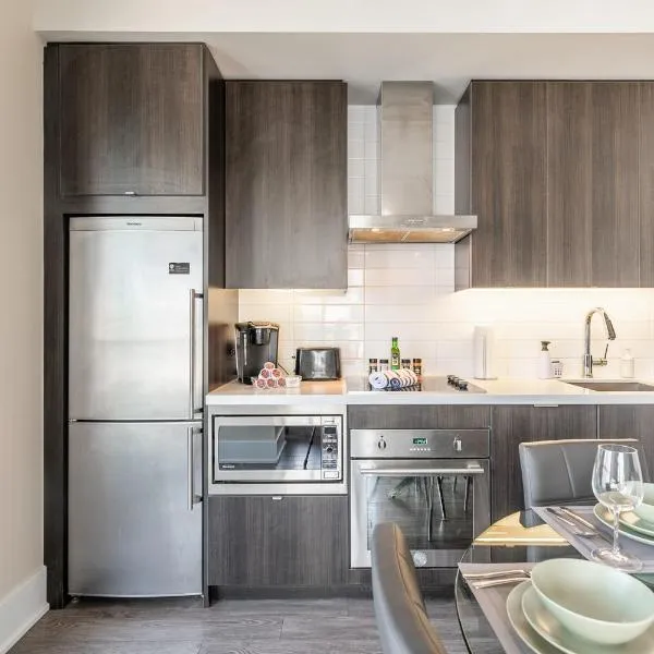 Luxury 1BR Condo - King Bed - Stunning City Views, hotel v destinaci Toronto