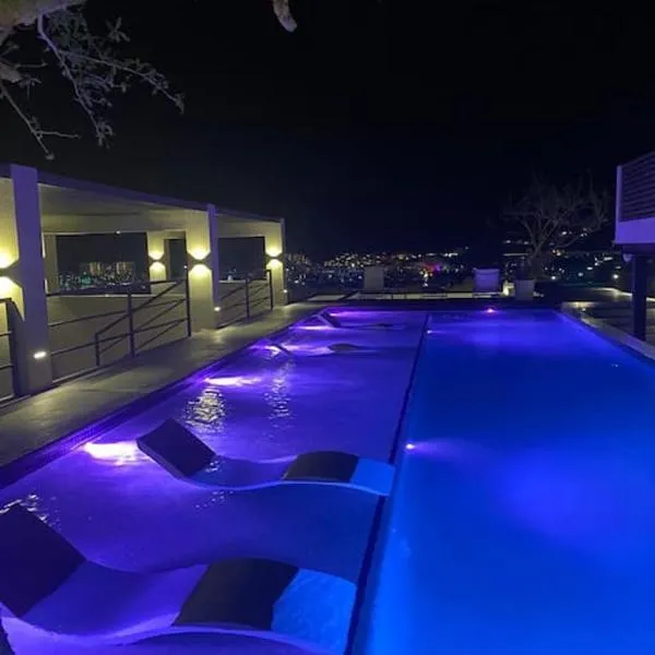 Live! Departamento céntrico con asombroso Rooftop y Alberca, hotel di Cabo San Lucas