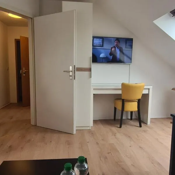 Ganze 2 Raum Ferienwohnung Rechts, hotel in Jahnatal