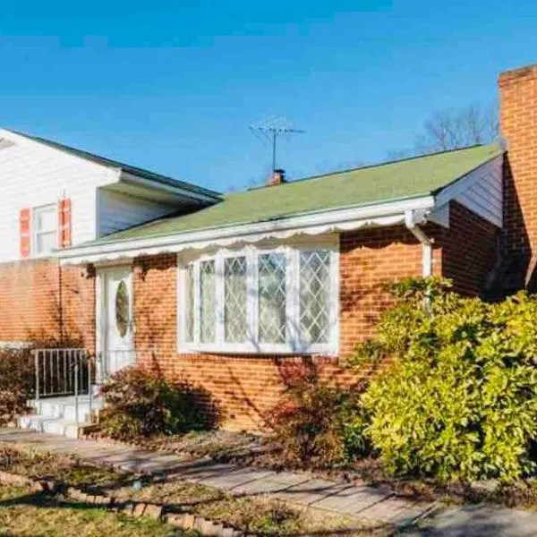 Newly renovated charming home with parking, hotel v destinaci Fort Washington