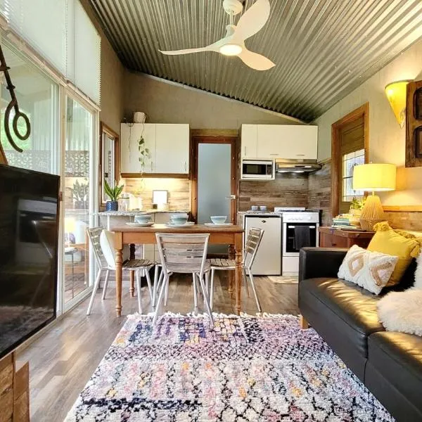 Rusty's Hideaway - Adorable tiny house on a beautiful farm, hotel in Moorland