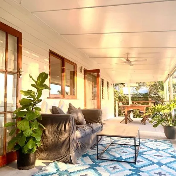 Stunning Yamba Beach House! 3B+, hotel v destinaci Yamba
