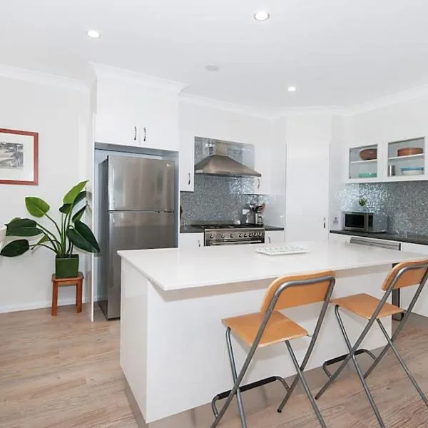 LUXURY TOWNHOUSE! Walking distance to everything!, hotel v destinaci Yamba