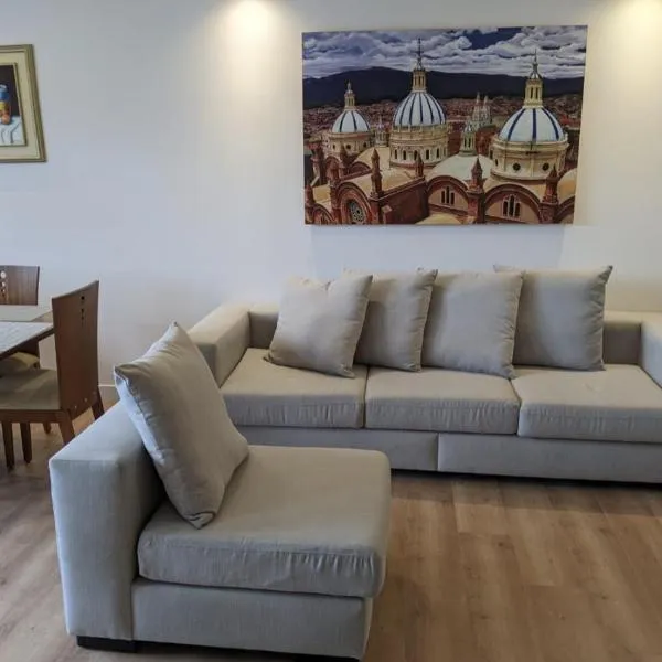 Stunning 5th floor condo w/ scenic view near tran, hotel in Cuenca