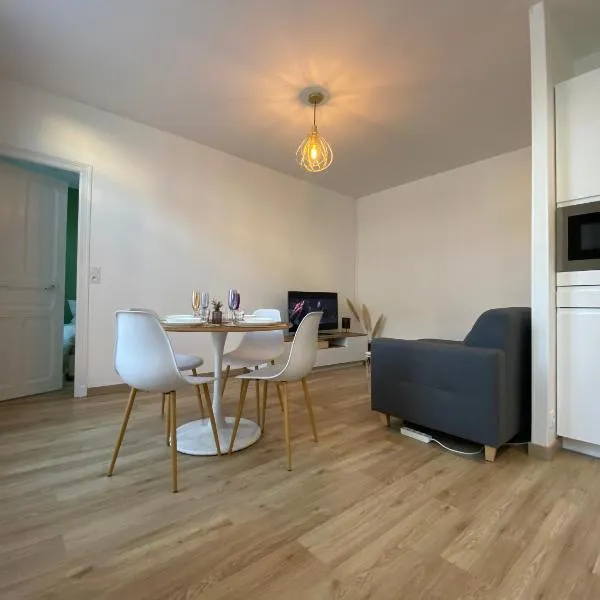 Appartement luxueux rénové avec balcon & garage, hotel in Troyes