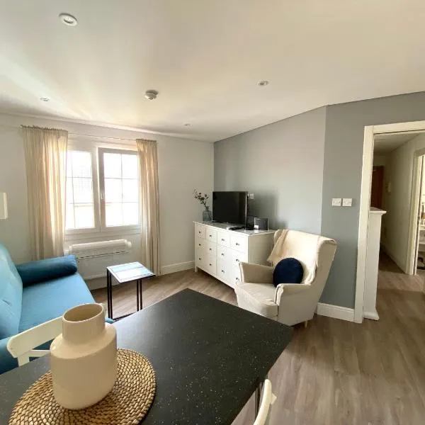 Deluxe City Centre Two Bedroom with Private Balcony - Grand Central House, ξενοδοχείο στο Gibraltar