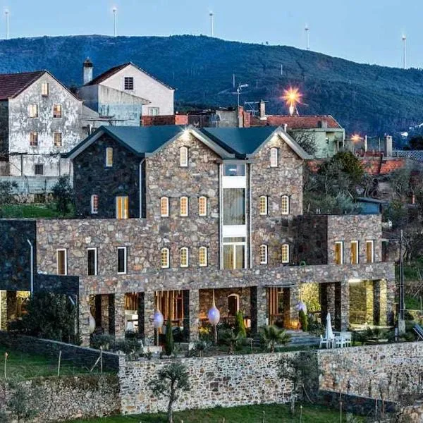 A Casa do Tio Tenente Casa Toda, hotel in Foz do Cobrão