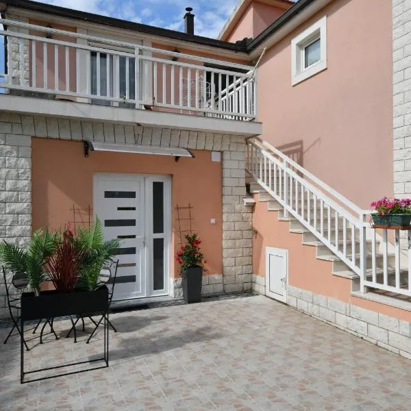 Palomino apartment, hotel di Sinj
