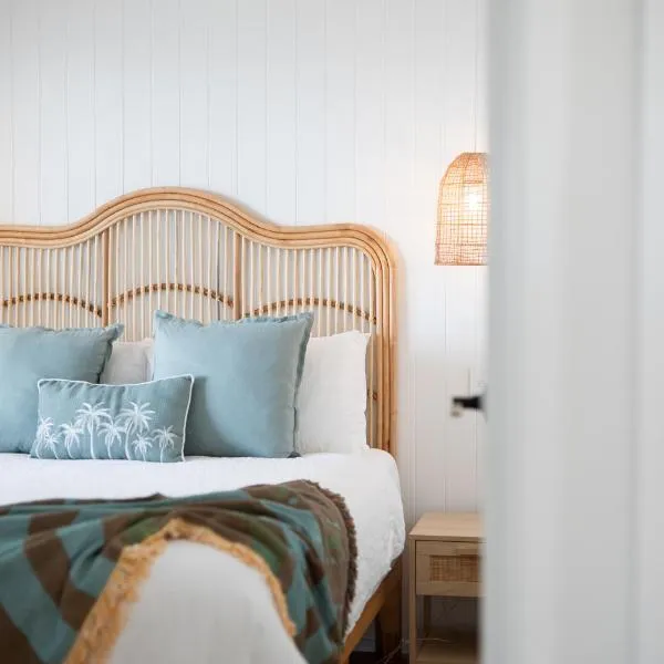 Sanbis Cabin - hidden boutique retreat, sea views, hotel in Aldinga Beach