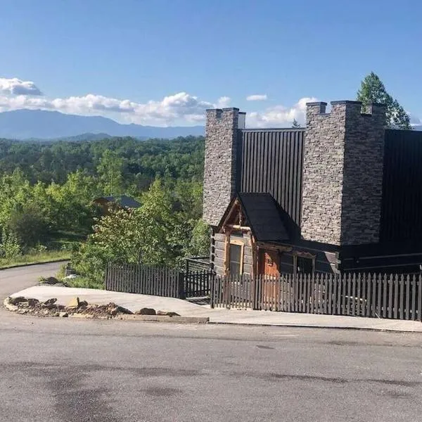 The Log Castle~Stunning Mountain Views~Hot Tub, hotel in Seymour