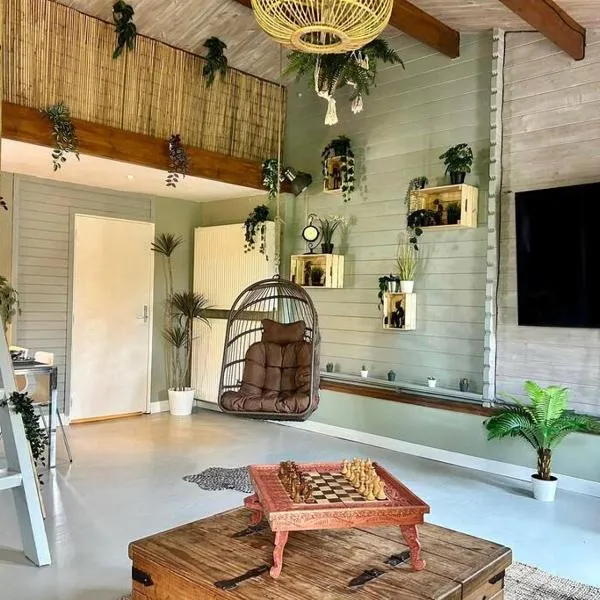 Jungle style lodge with jacuzzi ,sauna and garden near Amsterdam, hotel v destinaci Vijfhuizen
