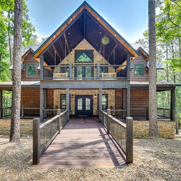 Hot Tub and Forest Views Broken Bow Group Haven!, hotel din Broken Bow