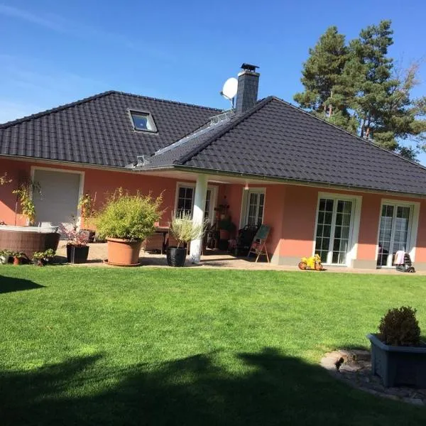 Seeliebe mit Sauna und nur 50 mtr. bis zum Strand, hotel in Senftenberg