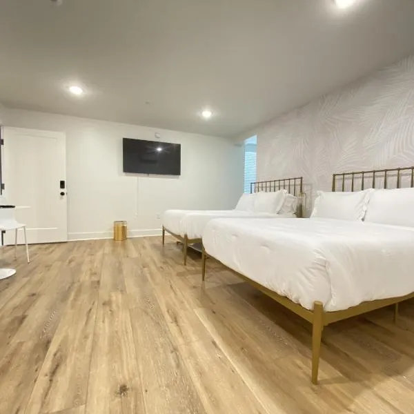 Tropical Springs Studio Apartment Two Queen Beds, hotel in Galveston