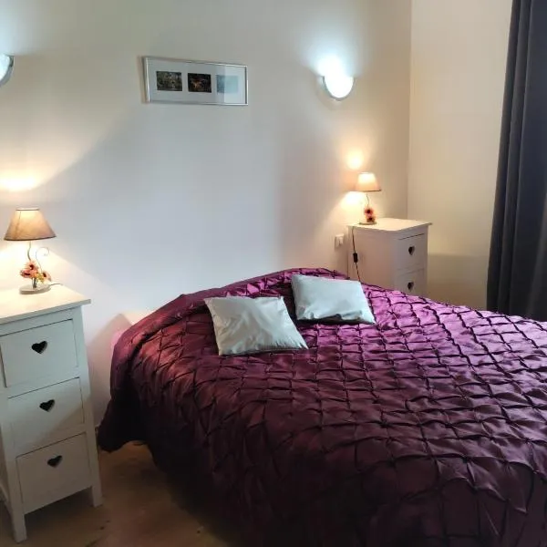 La Maison près du ruisseau – hotel w mieście Fenioux