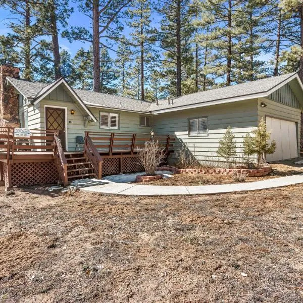 Snowridge - Charming classic cabin with a wood burning fireplace and WiFI!, hotel in Big Bear City