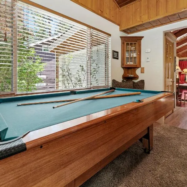 Catalina Retreat -Cozy mountain home in a tree filled neighborhood, plenty of games and a hot tub!, hotel in Big Bear Lake
