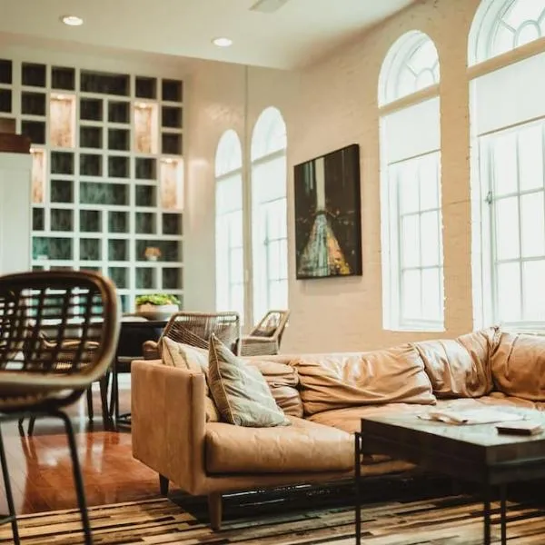5-star Luxury Apartment - Atop the Seagle Building, hotel in Gainesville