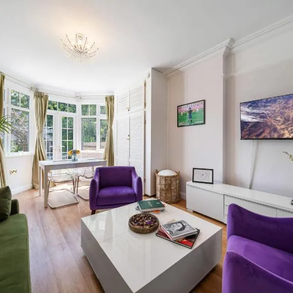Wimbledon Town Centre Garden Apartment with private parking - Sleeps 5, khách sạn ở London