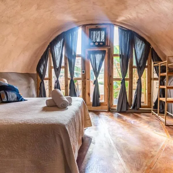 Caliu Earthship Ecolodge, hotel em Colônia do Sacramento
