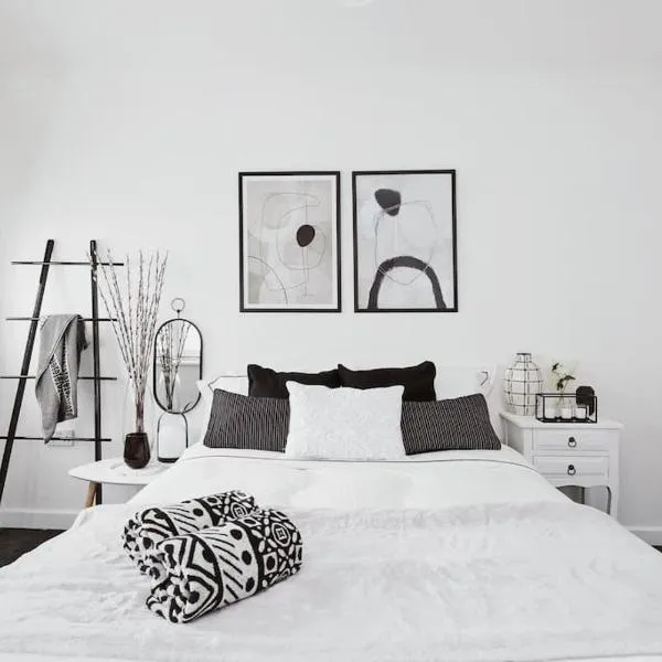 The Minimalist - Entire 1 bed flat near Gunwharf Quays, Ground Floor Flat Private Entrance, hotel in Portsmouth