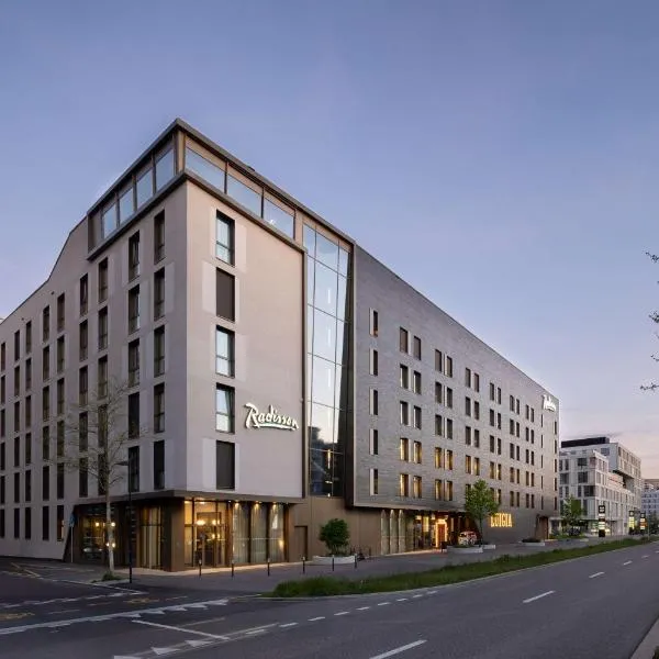 Radisson Hotel & Suites Zurich، فندق في أوبفيكون