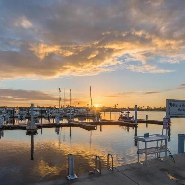 Marina getaway on the water!, hotel in Naples