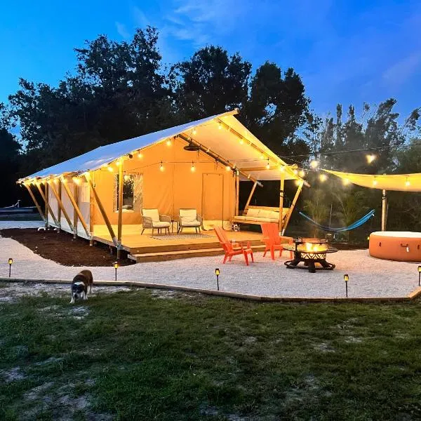 Tropical glamping with hot tub, hôtel à Cleveland