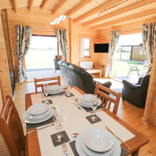 Ty Will, Parc Y Fronwen, hotel in Newborough