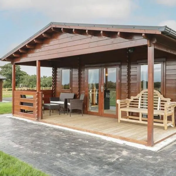 Ty Mai, Parc Y Fronwen, hotel in Newborough