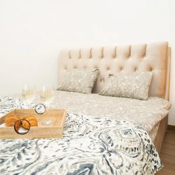 Downhill Apartment with a Private Terrace, hotel in Kaunas