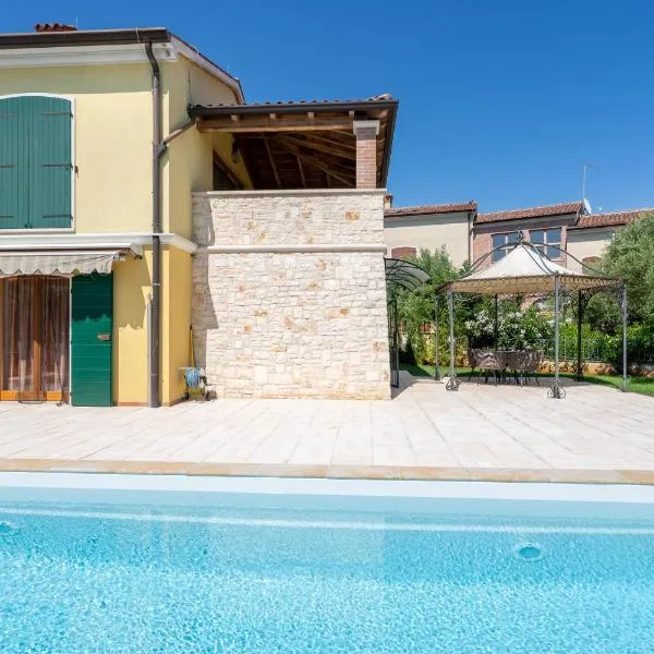 Charming Orange Apartment with Private Pool and Garden Oasis – hotel w mieście Vabriga