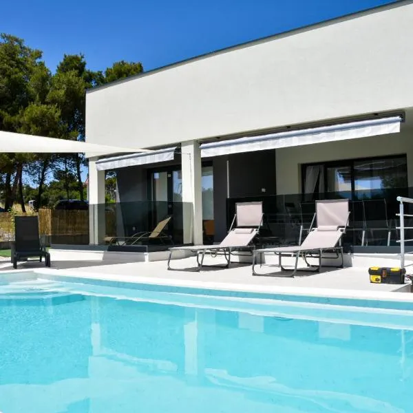 Villa Sportiva Zadar with Private Heated Pool, hotel in Zadar