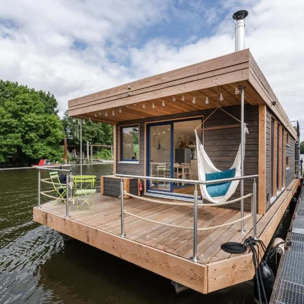 Hausboot AHOI hochwertiges Hausboote mit großer Terrasse und Kamin, hotel v Hamburku