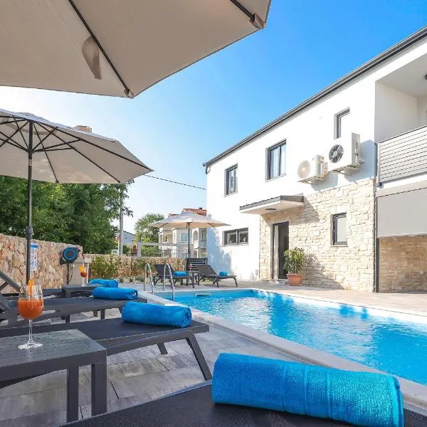 Villa Kaoru brand new Villa with a heated swimming pool, hotel u gradu Malinska