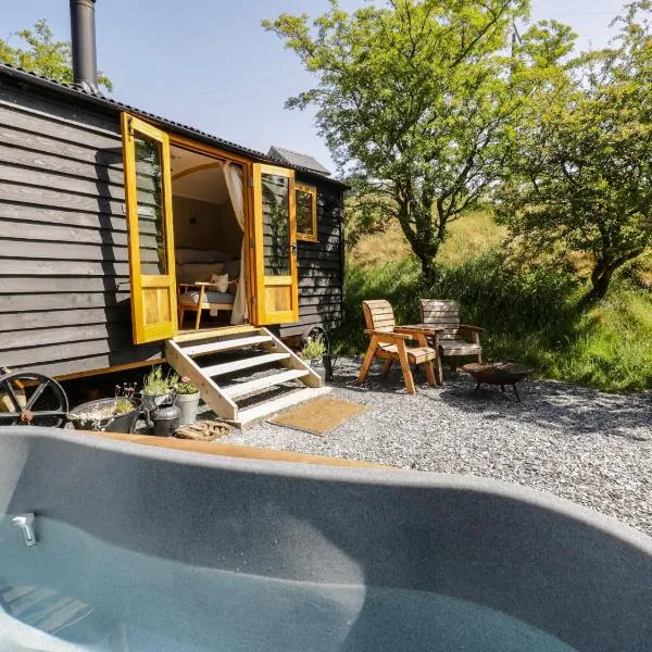 Moelfre - Shepherds Hut, hotel in Llanbedr