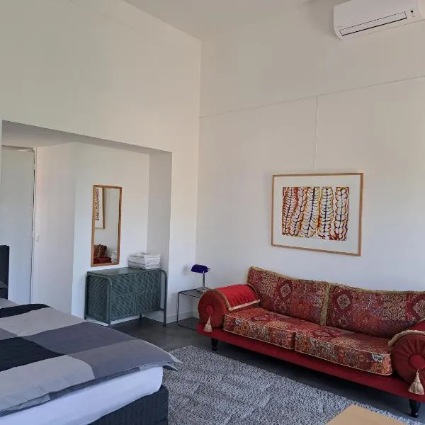 bijzondere studio op unieke, rustige locatie, hotell i Dokkum