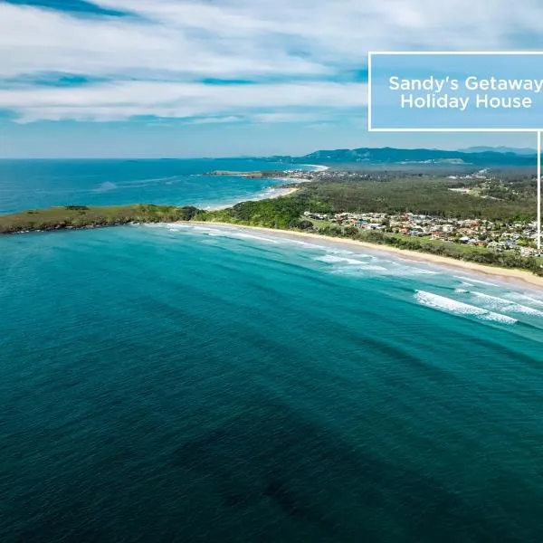 Oceanfront Sandy Beach Couples Getaway, Hotel in Emerald Beach