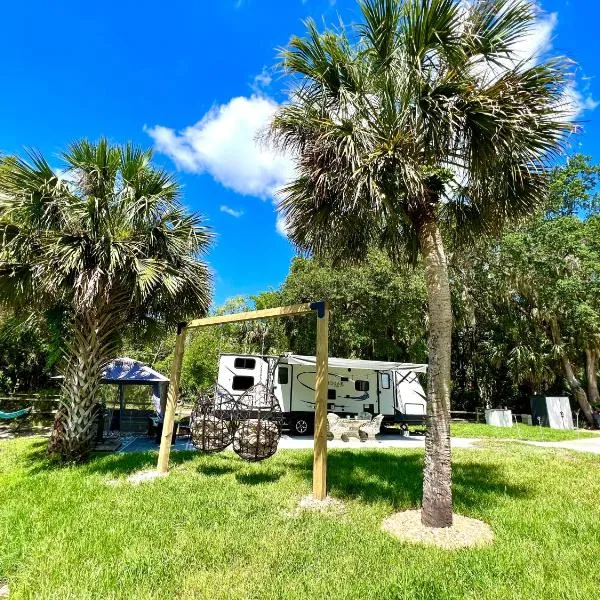 Lake front RV experience close to port Canaveral and Kennedy space center, hotel en Frontenac
