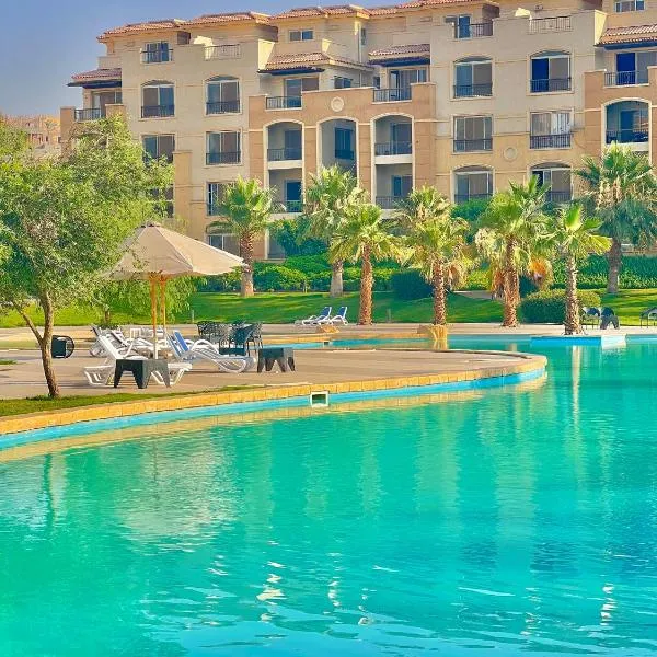 Ultra Luxury 3BR with Pools ,Sports ,Dining in Gated compound, Close to all sites, hotel in Caïro