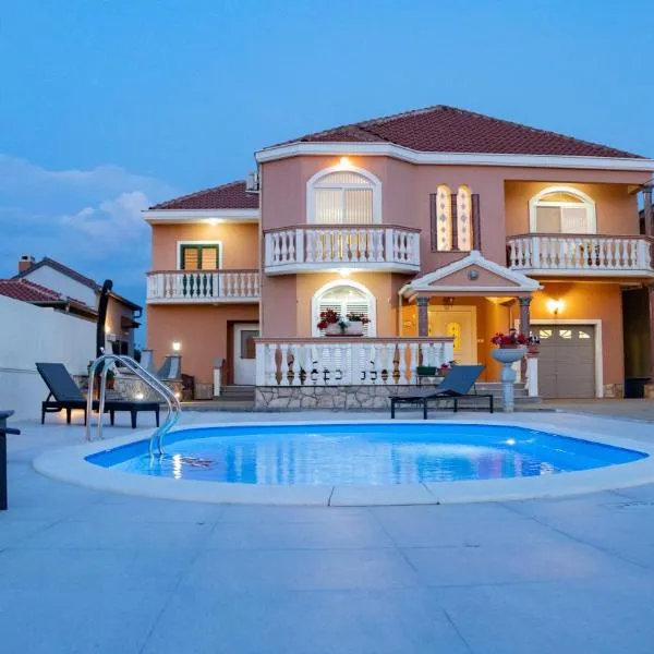 Booking Zaton Villa Martinova holiday house with swimming pool, хотел в Затон