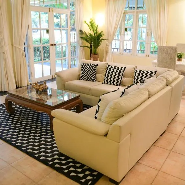 Shimmer Three-Bedroom Villa with large garden and two swimming pools, hotel in Rawai Beach