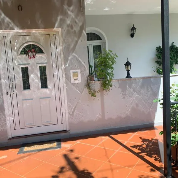 Christina's house with 2 bedrooms and free parking, hotel v destinaci Gjirokastër