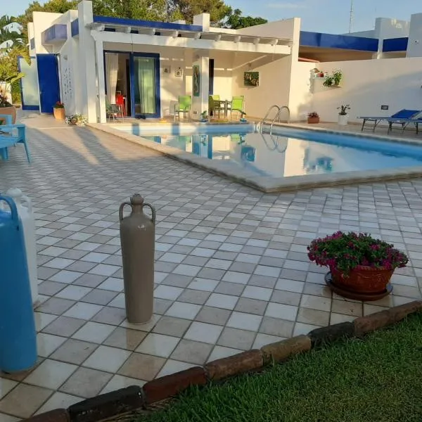 Anna villetta con piscina, Hotel in Torre dell'Orso