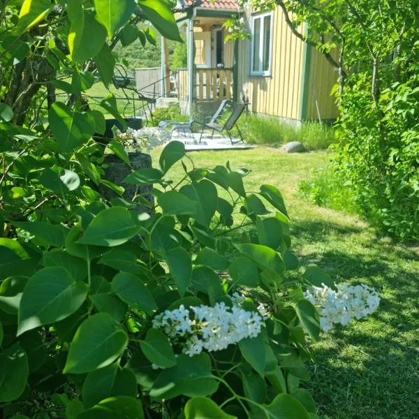 Charmigt hus på landet nära till bad, hotel em Lervik
