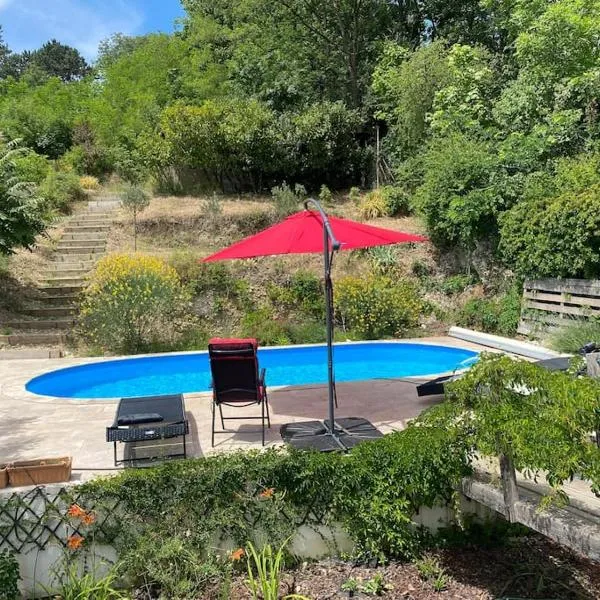 VILLA LES TERRASSES dans la nature avec piscine à 2 pas de Lyon, métro à 15mn à pied pour Lyon centre en 10mn ou bus à 300m pour Lyon centre、ウランのホテル