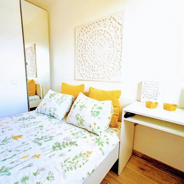 Private room in renovated apartment - Tram 1 min walk, hotel in Nice